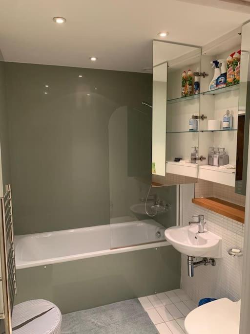 Apartment Stunning 2 Bed Flat! Centrally Located In London, Uk! *