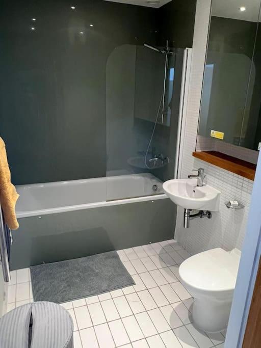 Stunning 2 Bed Flat! Centrally Located In London, Uk! London