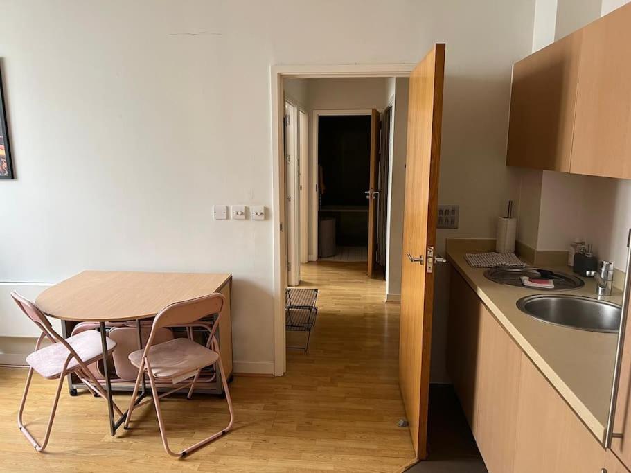 Stunning 2 Bed Flat! Centrally Located In London, Uk! London
