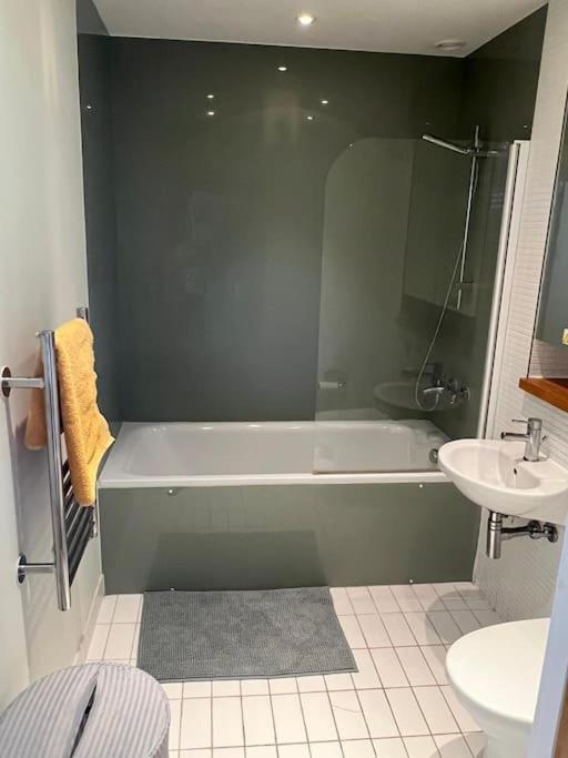 Stunning 2 Bed Flat! Centrally Located In London, Uk! Apartment