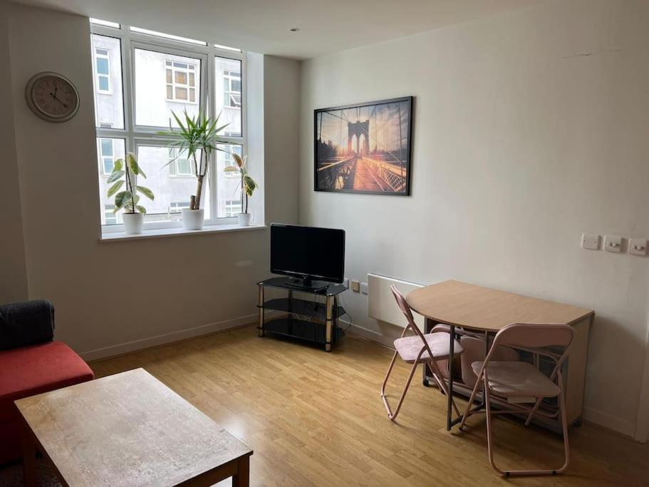 Stunning 2 Bed Flat! Centrally Located In London, Uk! * London