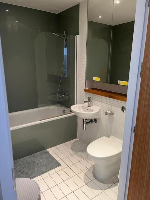 Stunning 2 Bed Flat! Centrally Located In London, Uk!