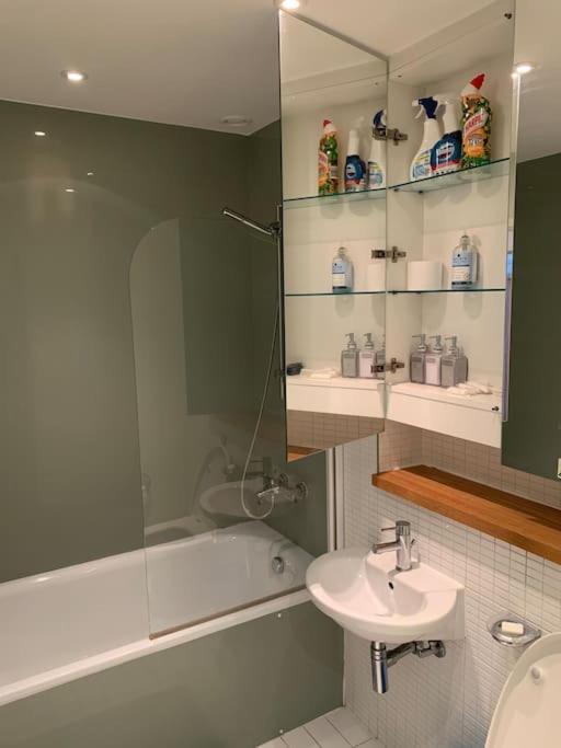 Stunning 2 Bed Flat! Centrally Located In London, Uk! Apartment London