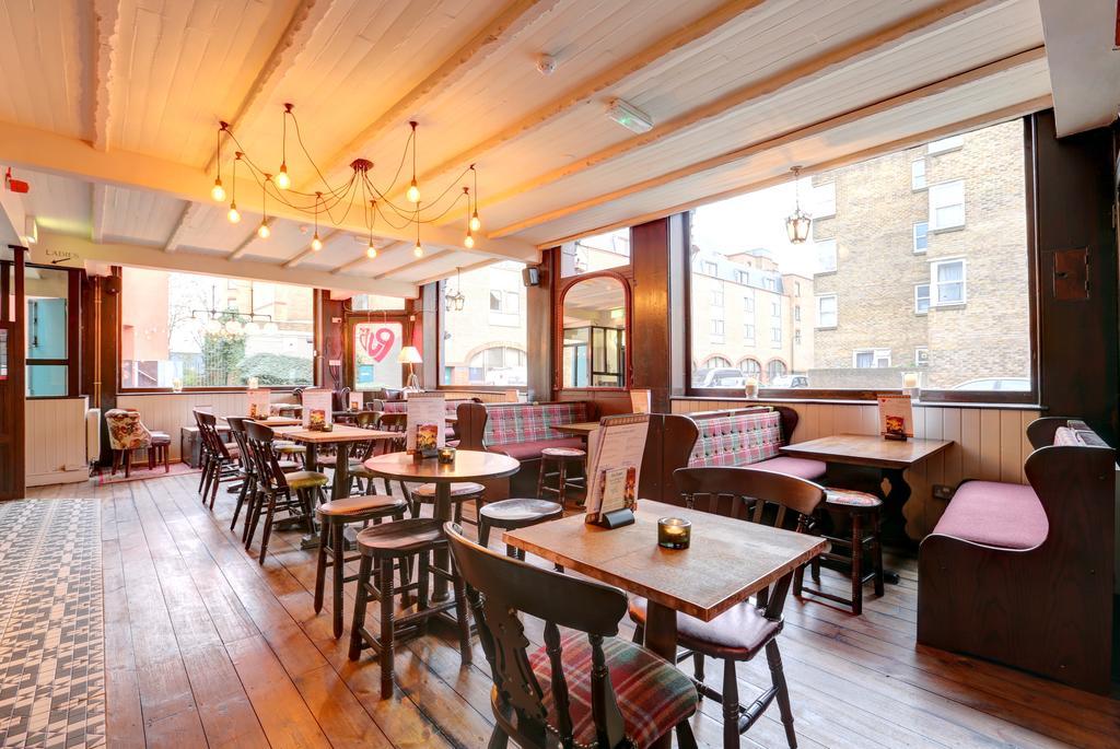 Publove @ The Exmouth Arms, Euston Hostel Londen