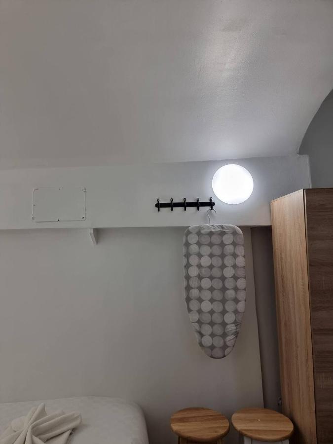 F24- Basement Studio Fits 2 Near Paddington *
