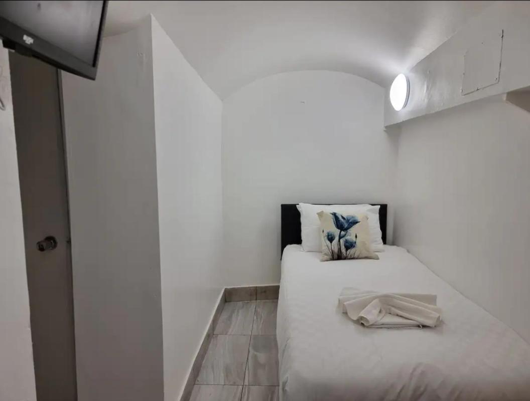 F24- Basement Studio Fits 2 Near Paddington * Londen