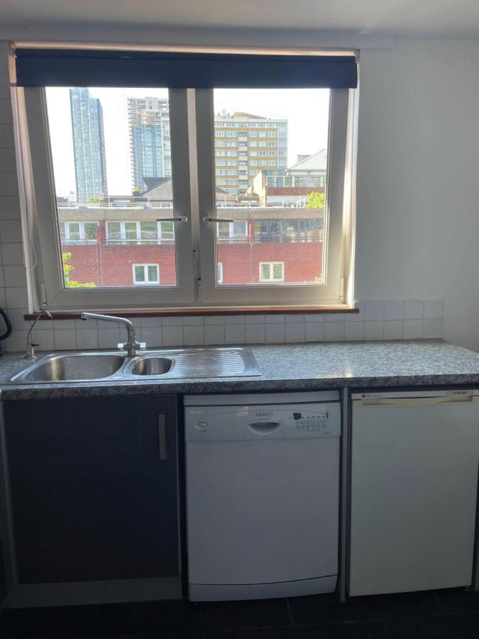 Lovely 2 Bedroom Flat In Apartment *