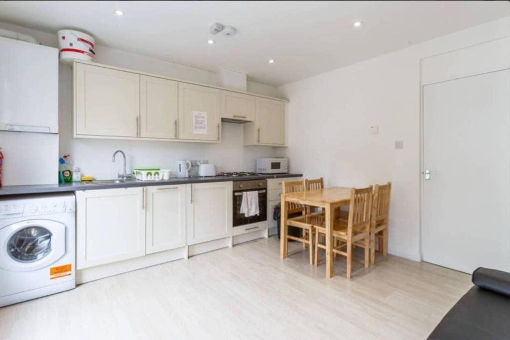 Apartment Renovated 4 Bed Flat In Islington *