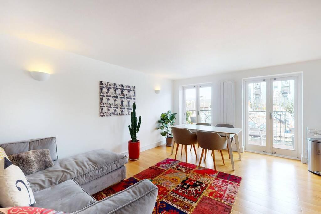 Lovely 2 Bedroom Flat Overlooking Canary Wharf Londen