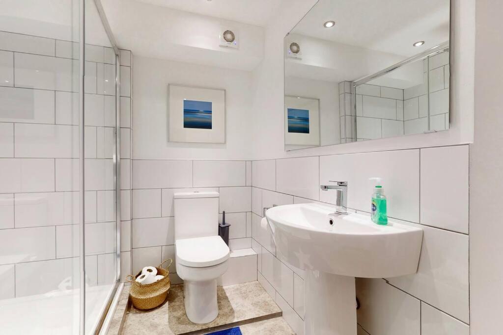 Lovely 2 Bedroom Flat Overlooking Canary Wharf Appartement *