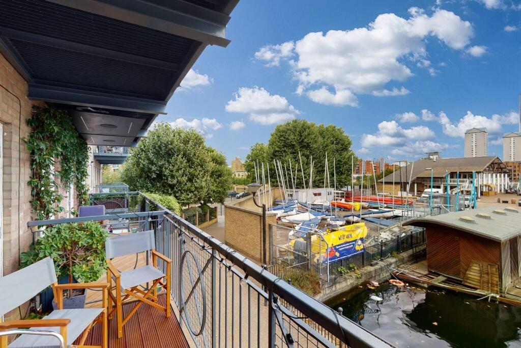 Lovely 2 Bedroom Flat Overlooking Canary Wharf Appartement Londen