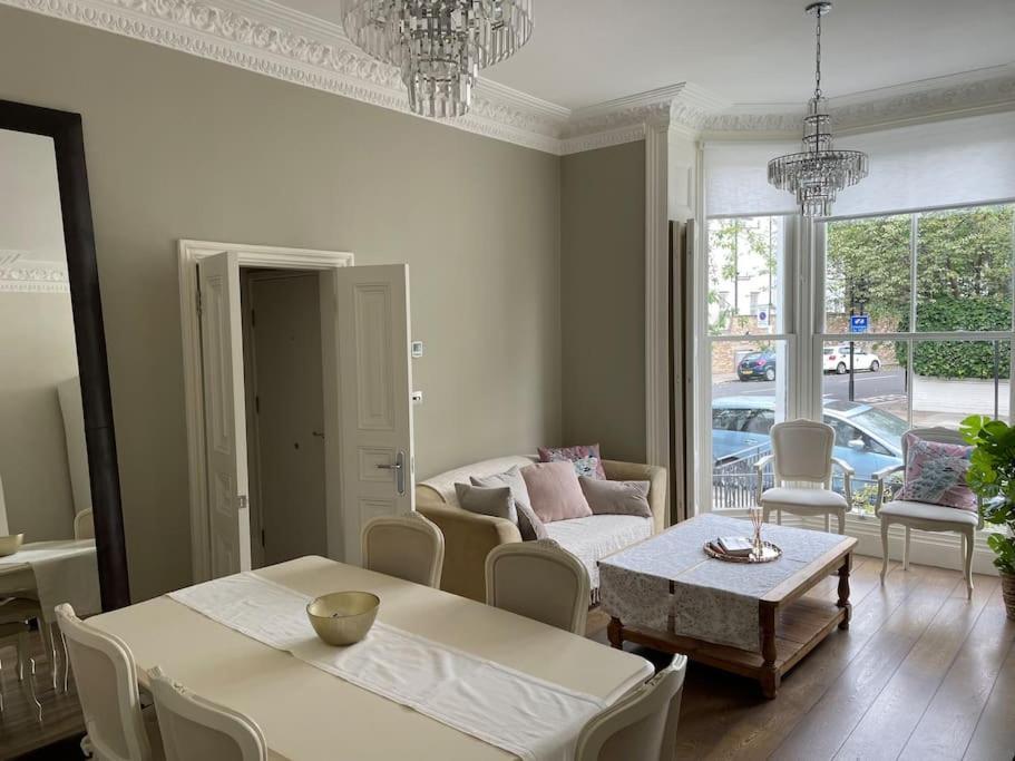 Appartement Stylish 3-bedroom Flat In Kensington Londen