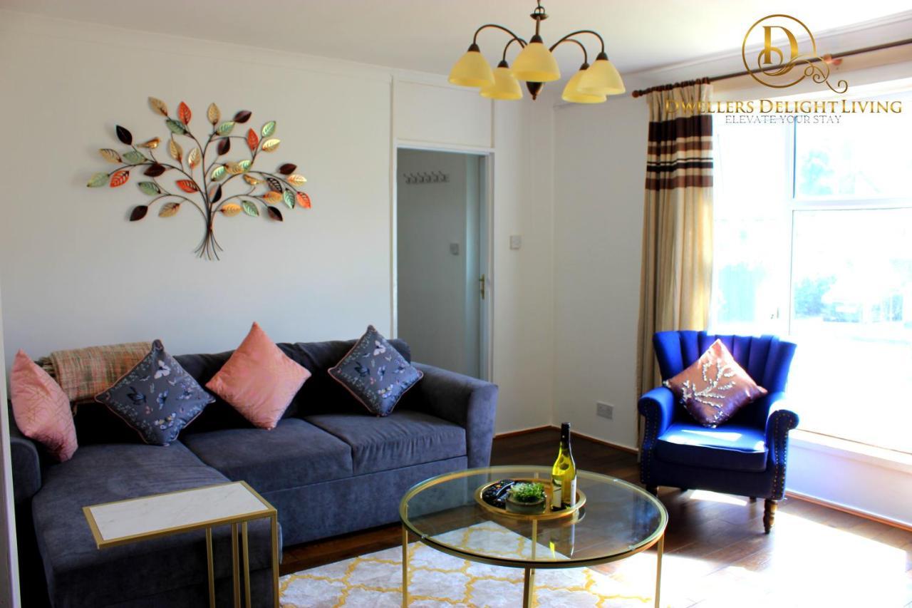 Dwellers Delight Living Ltd Serviced Accommodation, Chigwell, 3 Bedroom House, Upto 7 Guests, Free Wifi & Parking Vakantiehuis