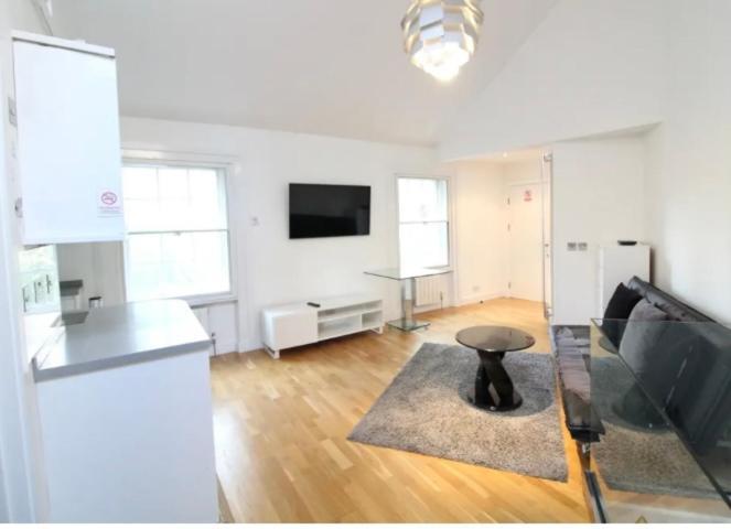 Beautiful 1 Bedroom Penthouse Flat Appartement