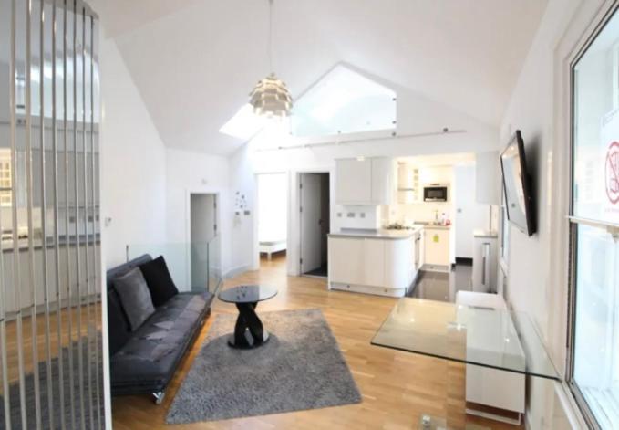 Appartement Beautiful 1 Bedroom Penthouse Flat Londen
