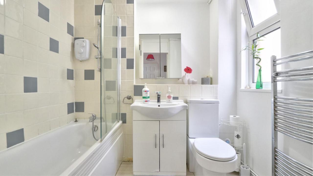 Serviced - Exel & O2 & Canning Town - Away From *