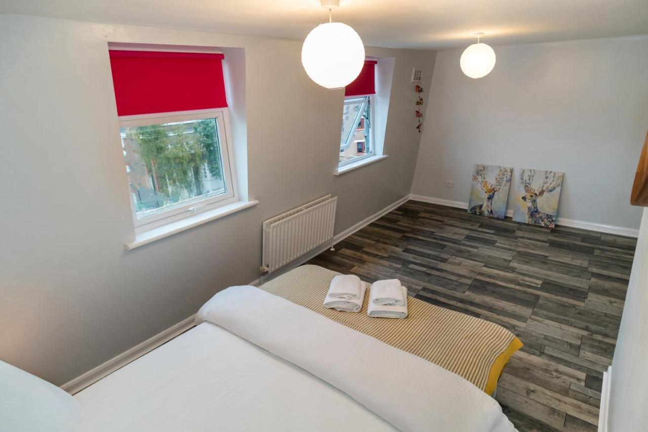 Two Bedroom Duplex In Angel High Street London