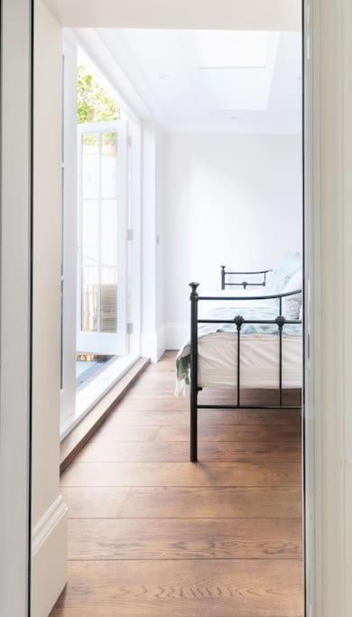 Stylish 3-bedroom Flat In Kensington Apartment London