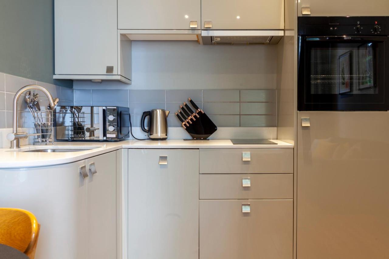 Bright & Spacious 1bdr Apt Near Lakeside Road Apartment