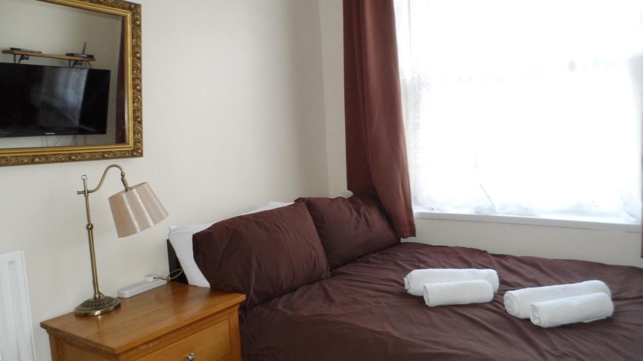 Bubblesbnb 7 Bedroom House, 16 Beds, Sleeps 22 Holiday home London