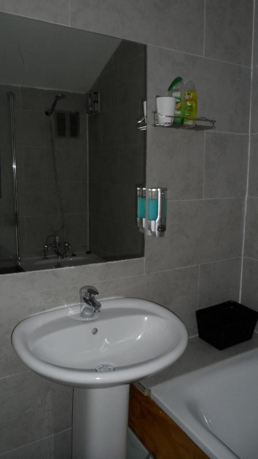 Bubblesbnb 7 Bedroom House, 16 Beds, Sleeps 22 Holiday home London