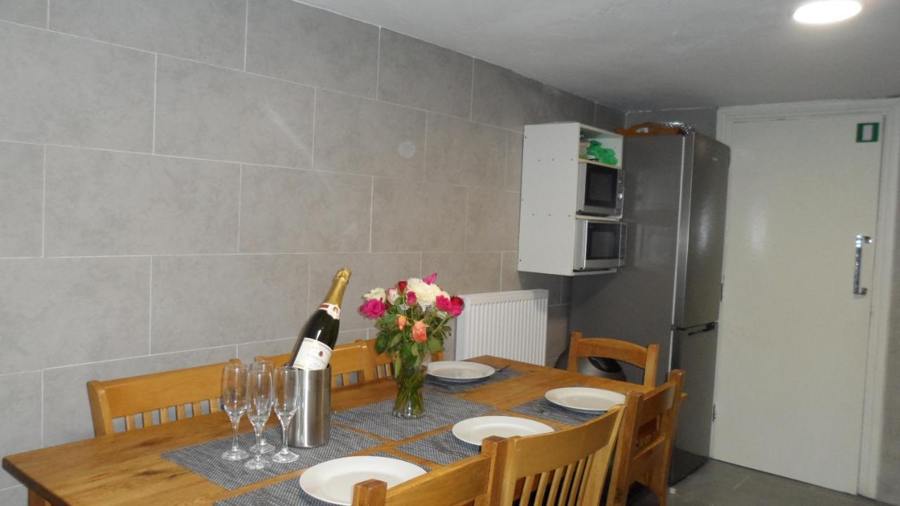 Bubblesbnb 7 Bedroom House, 16 Beds, Sleeps 22 Holiday home *