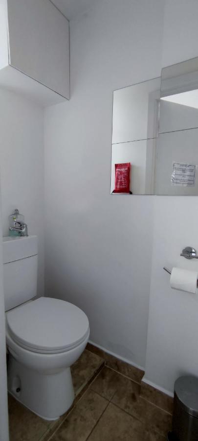 Location Location Location, Whole For You! Apartamento