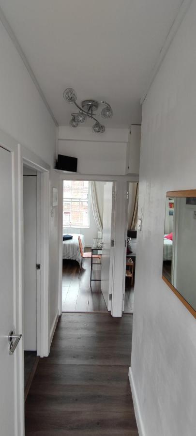 Location Location Location, Whole For You! * Londres