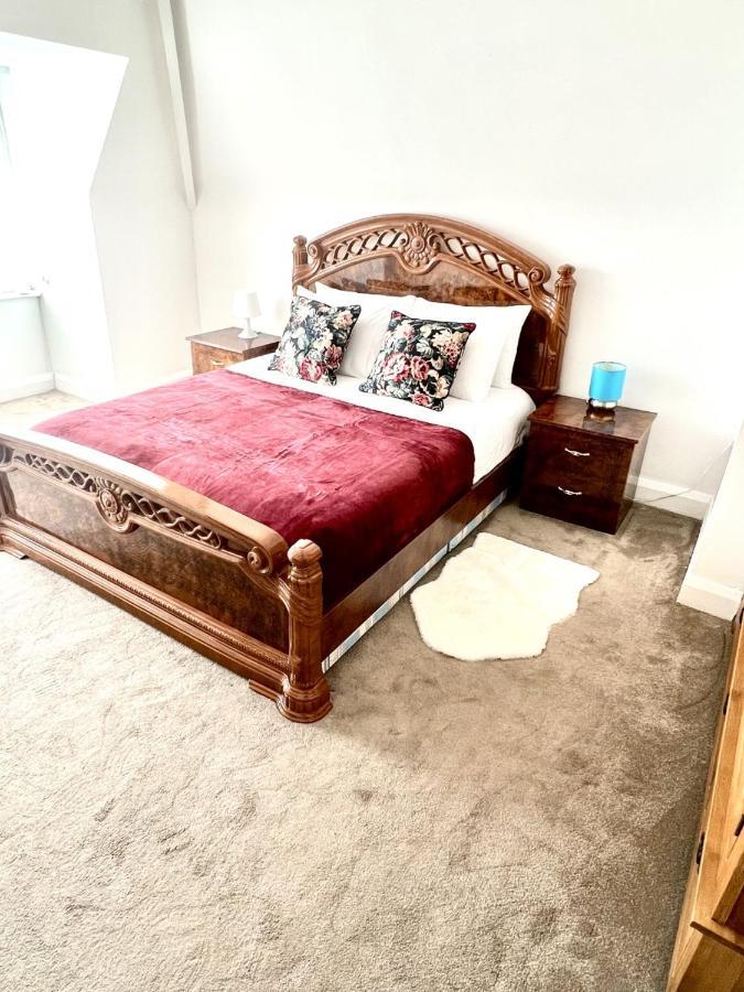 Spacious 3 Bed Flat Close To Central London