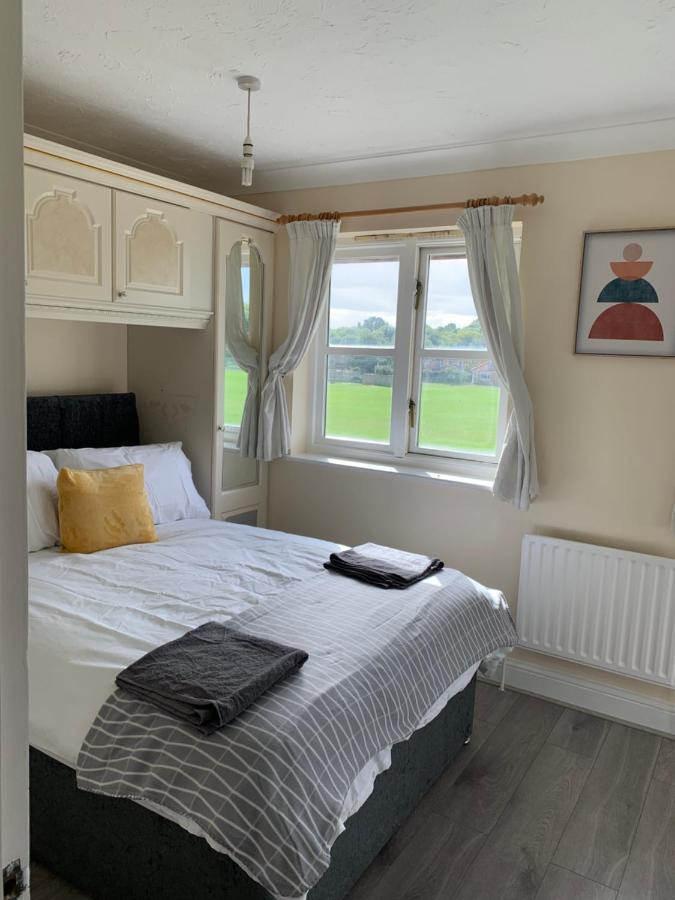 Large, Spacious 3 Bedroom Sleeps 6, For Contractors And Holidays In Lewisham, Greater - 1 Free Parking Space & Free Wifi * Londen