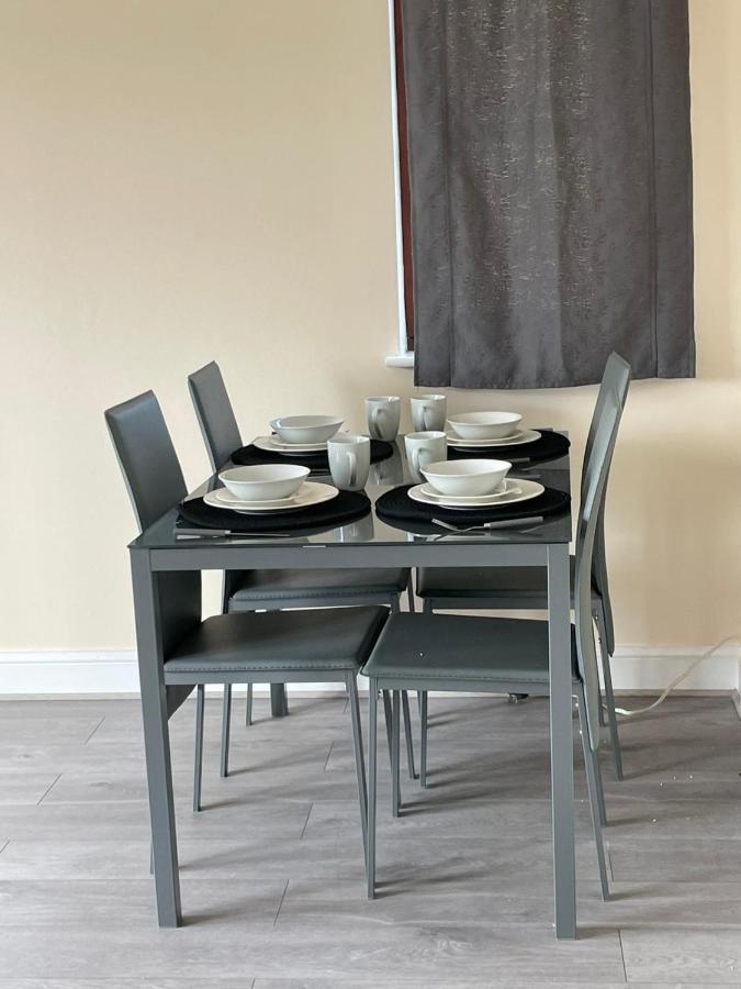 Large, Spacious 3 Bedroom Sleeps 6, For Contractors And Holidays In Lewisham, Greater - 1 Free Parking Space & Free Wifi Londen