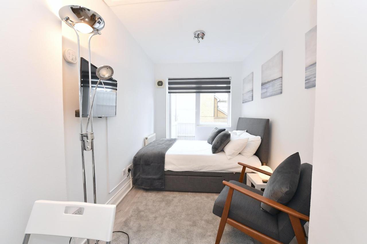 Very Close To Line Underground Shepherds Bush And Westfield Newly Refurbished London