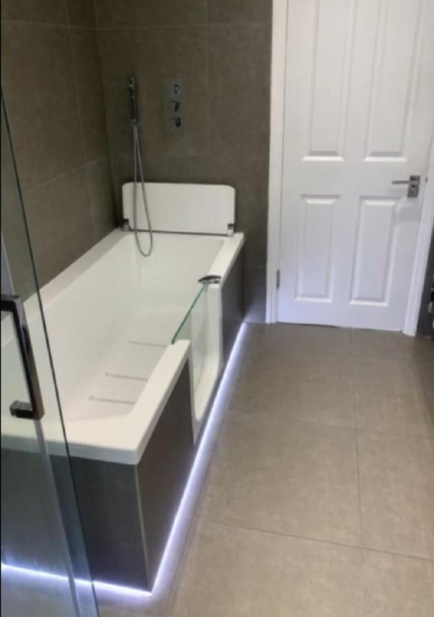 Wandsworth, South Deluxe King 4 *