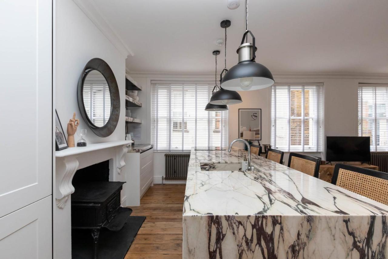Stylish 2 Bedroom Near Oxford Street Apartment *
