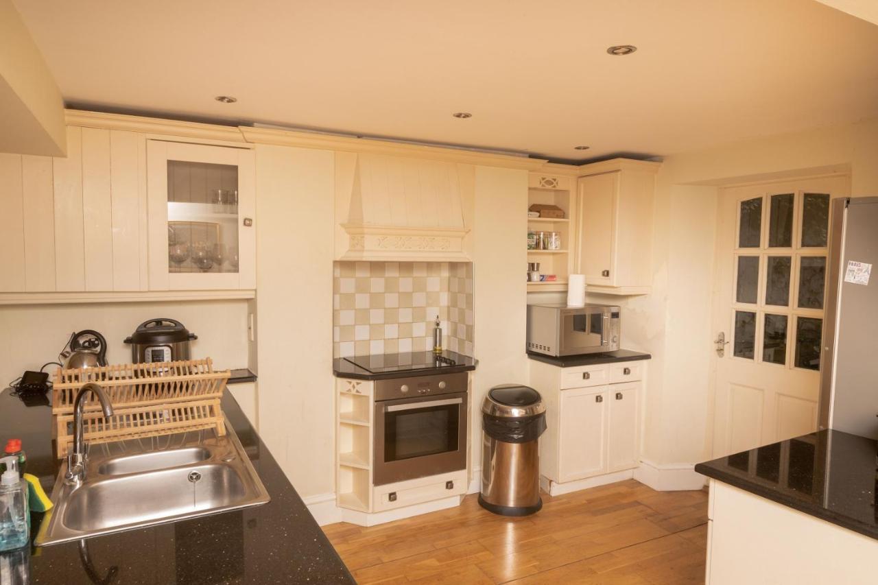 The Angel Place Hideaway - Fair 4bdr House With Terrace Apartment