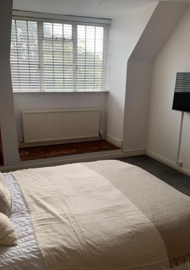 Wandsworth, South Deluxe King 4 *
