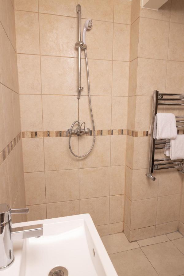 The Angel Place Hideaway - Fair 4bdr House With Terrace London