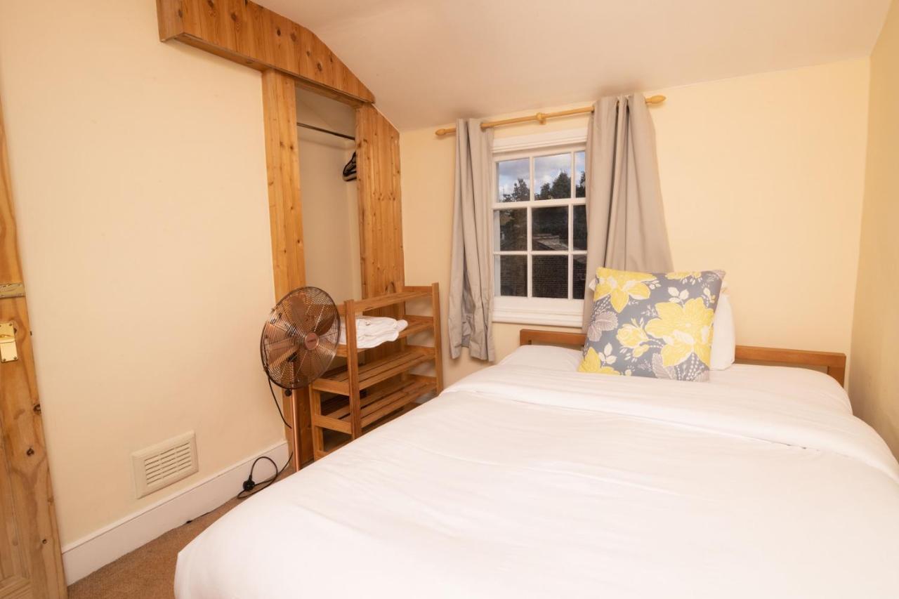 The Angel Place Hideaway - Fair 4bdr House With Terrace Apartment *