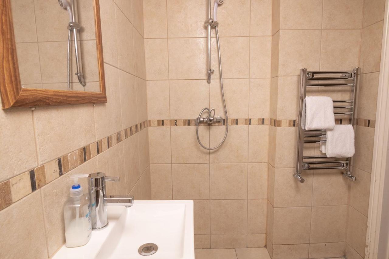 The Angel Place Hideaway - Fair 4bdr House With Terrace Apartment *