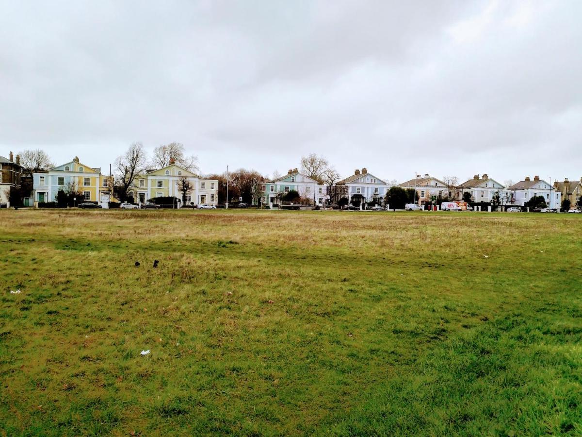 Elegant Parkside Flat: Blackheath Common Period Building Apartment *