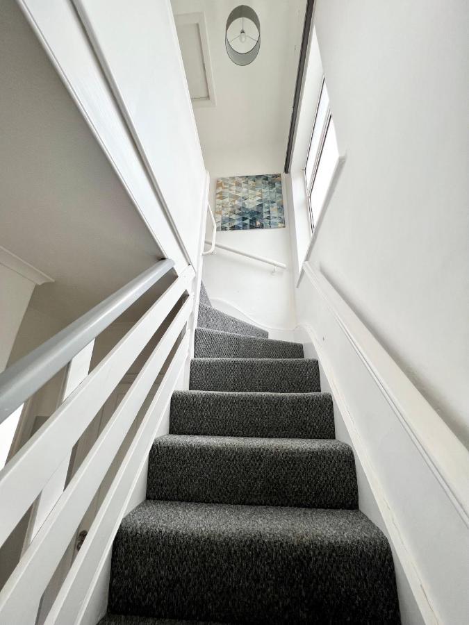 Cosy Trio: Flexible Near Mall With Parking * London