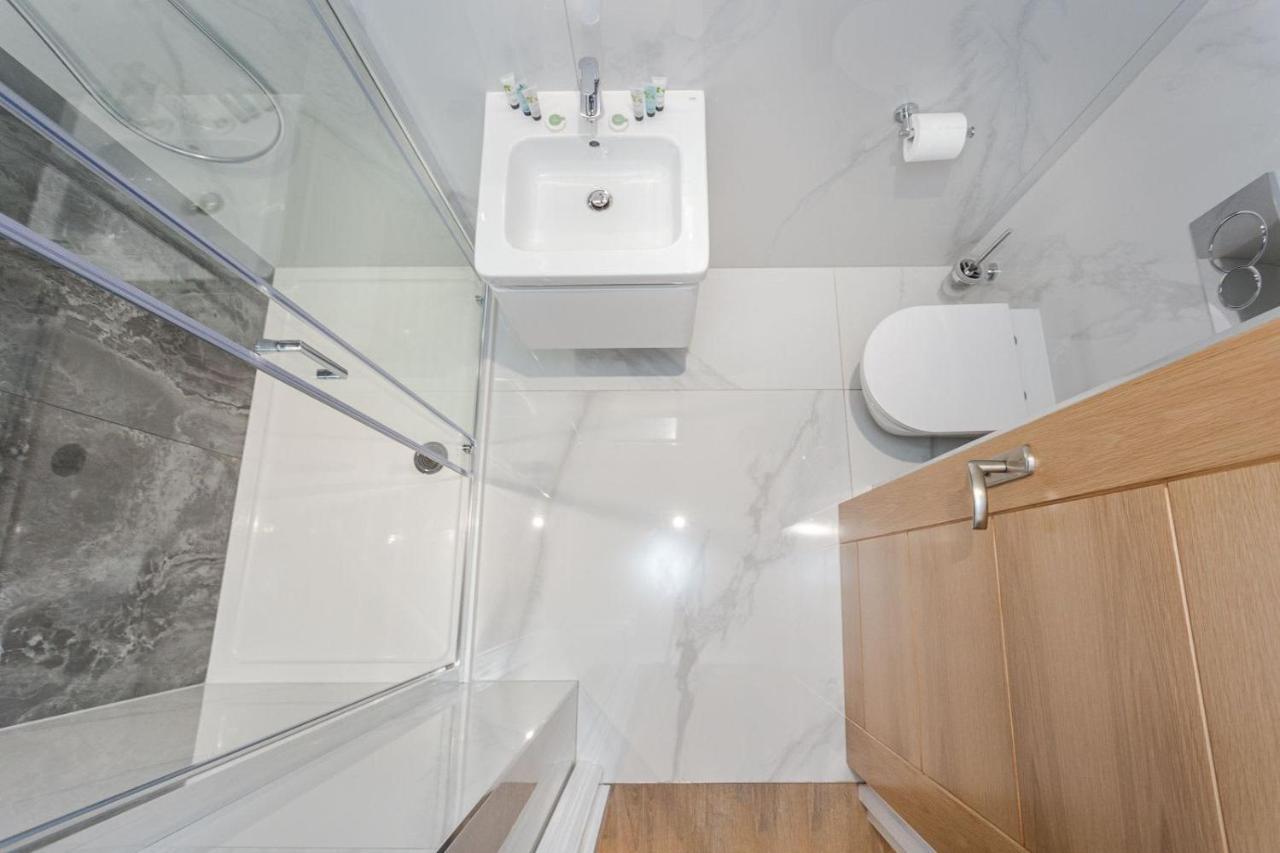Cleveland Residences Farringdon Apartment