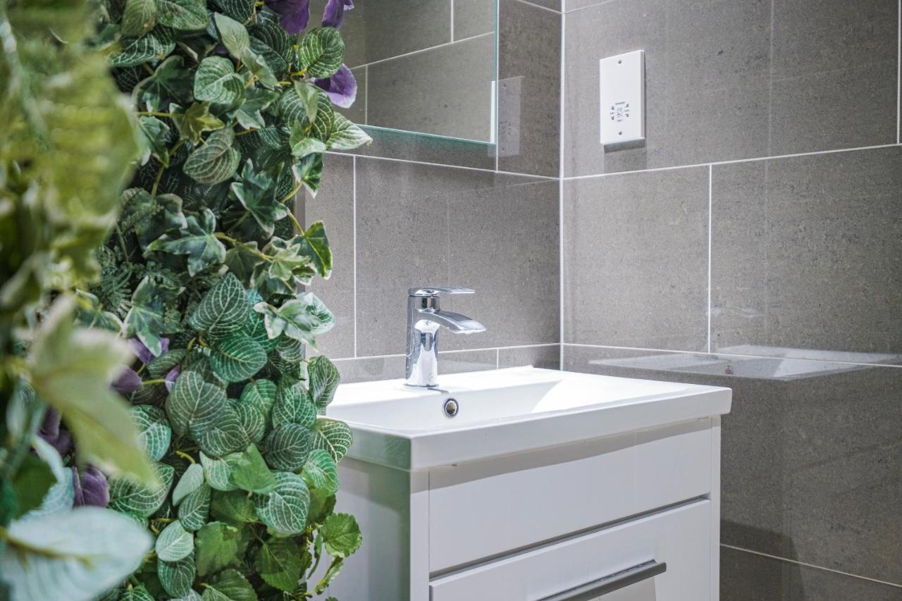Apartment Larger Groups With Garden And Parking London