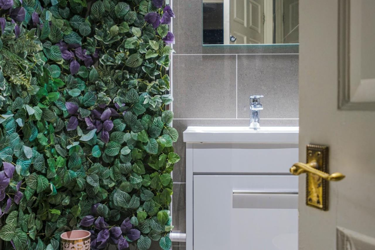Apartment Larger Groups With Garden And Parking London