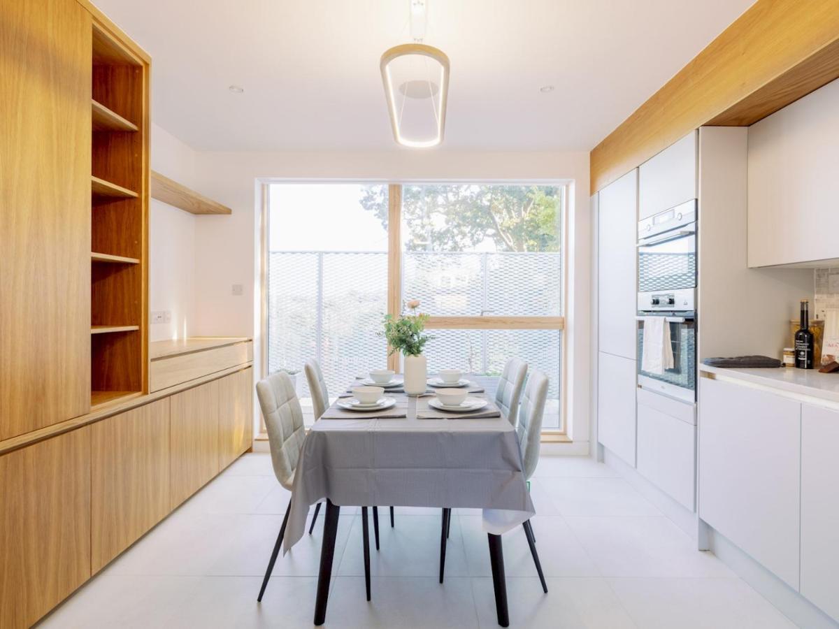 Pass The Keys - Spacious Modern Flat With Garden, In South West Londres