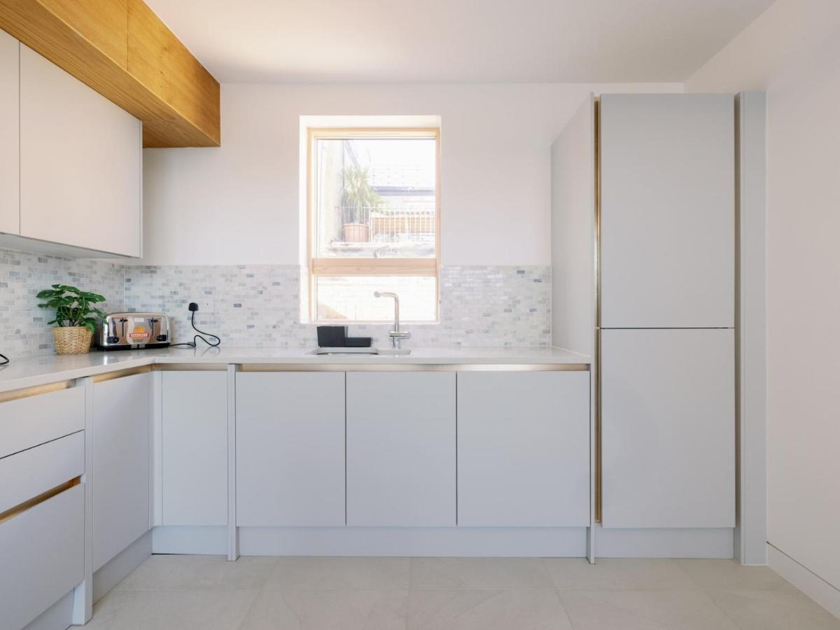 Сasa de vacaciones Pass The Keys - Spacious Modern Flat With Garden, In South West *