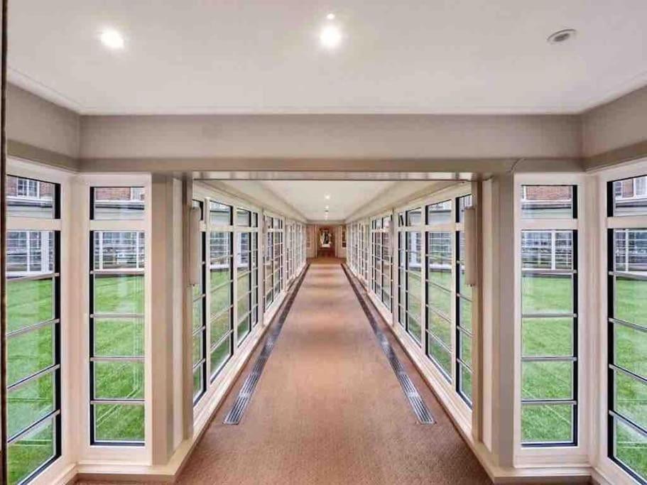 King-sized Studio, 6th Floor + Lift, Regent's Park *