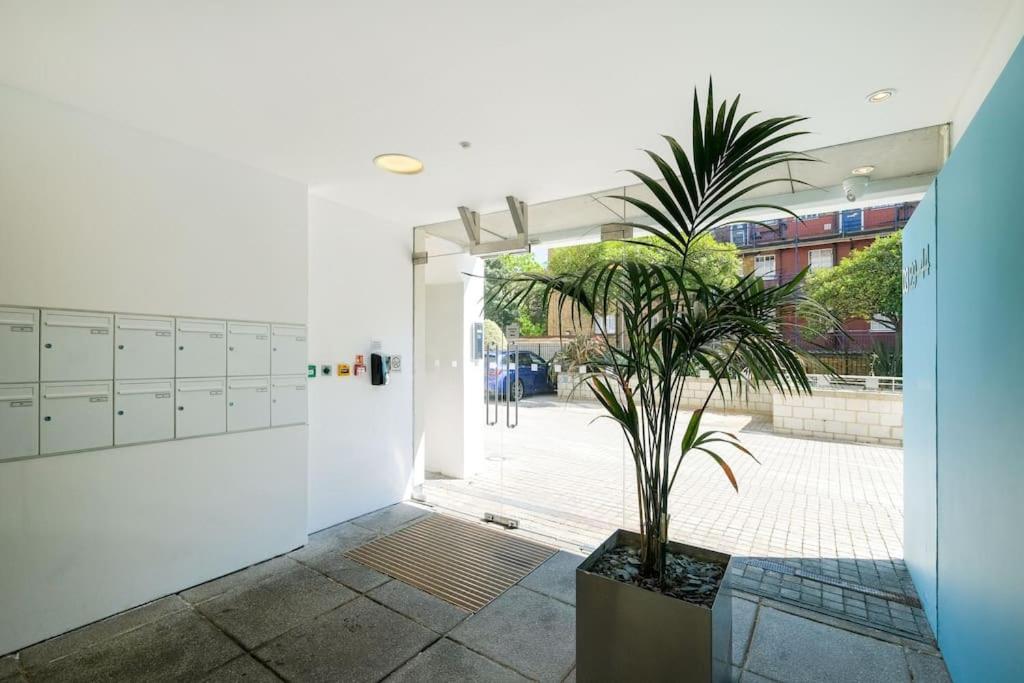 Stylish 2 Bed Flat In Canal Side Gated Development Apartamento