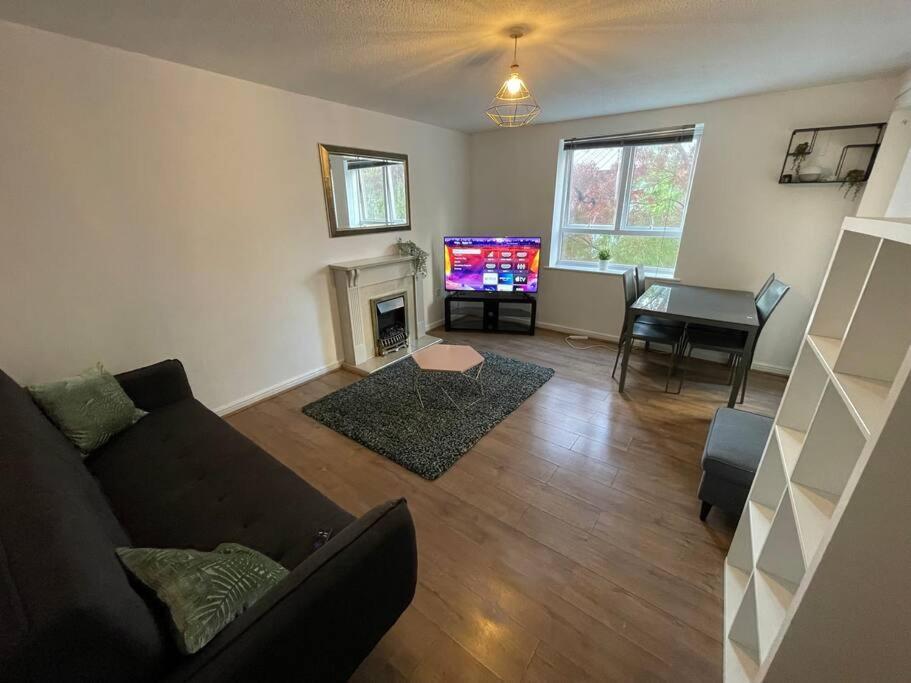 Lovely 2-bed Flat Along The River Thames Appartement Londen
