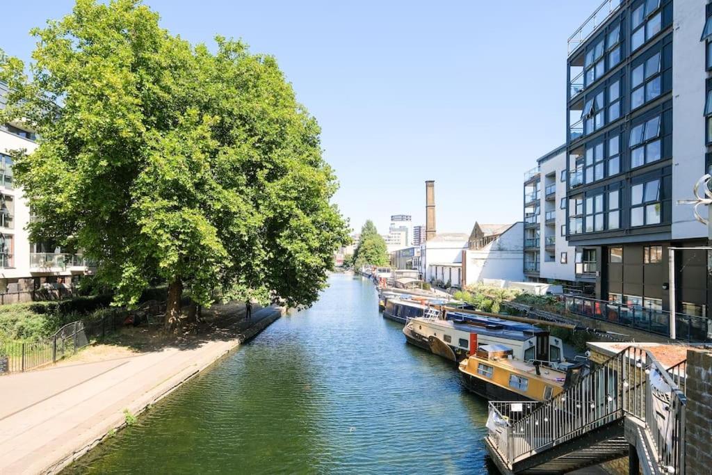 Stylish 2 Bed Flat In Canal Side Gated Development Londres